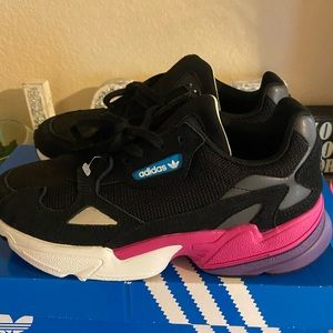 New women falcon size 6.5